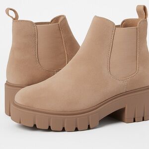 Cushionaire Suede Platform Chelsea Boots Camel Lug Sole Size 8